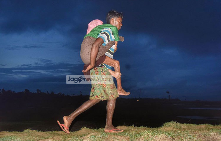 জীবন বাঁচাতে মিয়ানমার থেকে বাংলাদেশে ছুটে এসেছেন তারা। বিশ্ব বিবেকের দৃষ্টিতে কী এই করুণ দৃশ্য পড়ছে না। ছবি : মাহবুব আলম