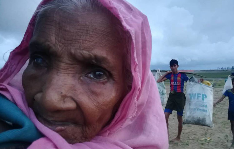 জীবনের শেষপ্রান্তে এসে দেশ, জন্মভিটা ছাড়তে হবে তা কী কখনো ভেবেছিলেন এই বৃদ্ধা? ছবি : মাহবুব আলম