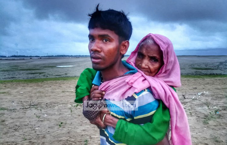 দাদিকে নিয়ে মঙ্গলবার সন্ধ্যায় নাফ নদী পাড়ি দিয়ে টেকনাফ হয়ে বাংলাদেশে প্রবেশ করেন রহিমুল্লাহ। ছবি : মাহবুব আলম