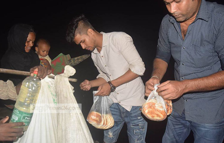 সত্যিকারের মানবিক এক বাংলাদেশ দেখছে বিশ্ব। প্রতিবেশী দেশ মিয়ানমার থেকে আসা রোহিঙ্গাদের রুটি, পানিসহ নানা ধরনের খাদ্য সামগ্রী দিয়ে সহায়তা করছে এদেশের সাধারণ মানুষ। ছবি : মাহবুব আলম