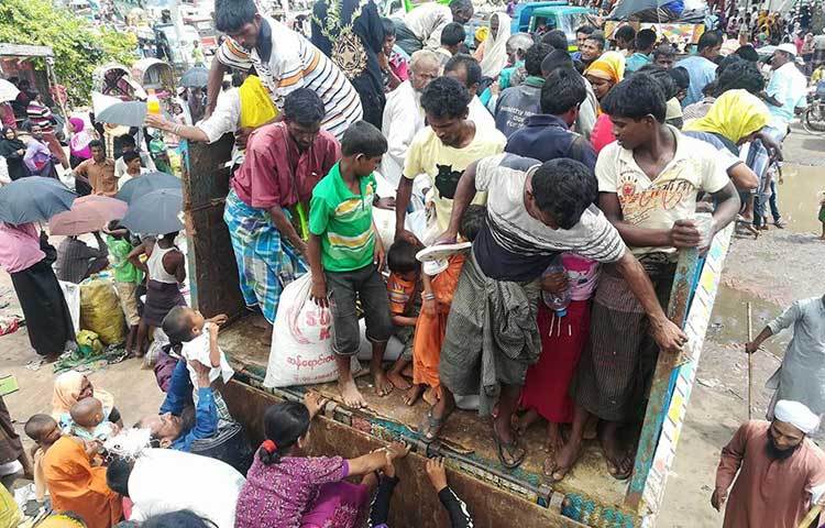 বিভিন্ন শ্রেণির মানুষ যে যার সাধ্য অনুযায়ী সাহায্য করছে রোহিঙ্গাদের। ট্রাকে করে রোহিঙ্গাদের মাঝে ত্রাণ বিতরণ করা হচ্ছে। ছবি : মাহবুব আলম