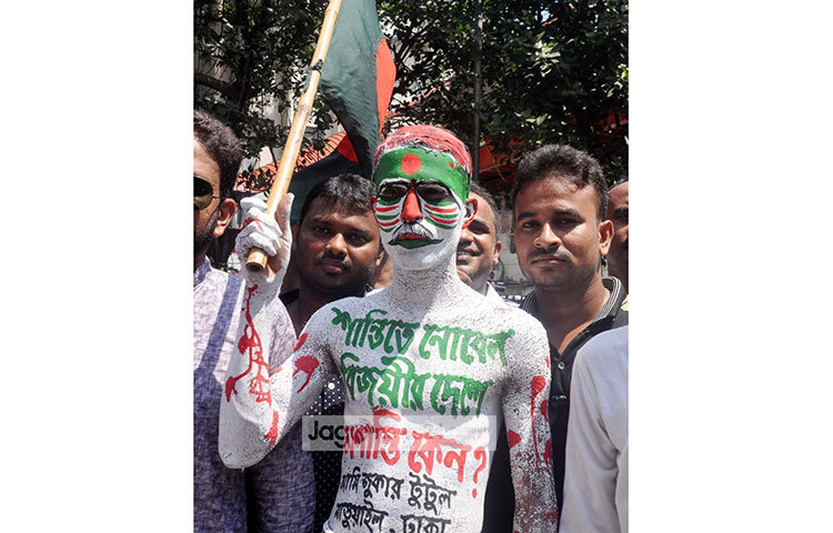 ভিন্নমাত্রার প্রতিবাদ জানাতে এসেছে মাতুয়াইলের এই যুবক। রোহিঙ্গাদের উপর নির্যাতন বন্ধ-ই তার একমাত্র দাবি। ছবি : বিপ্লব দিক্ষিৎ