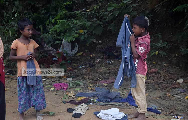 রোহিঙ্গা শিশুদের মাঝে পোশাক বিতরণ করা হয়েছে। ছবি : মাহবুব আলম