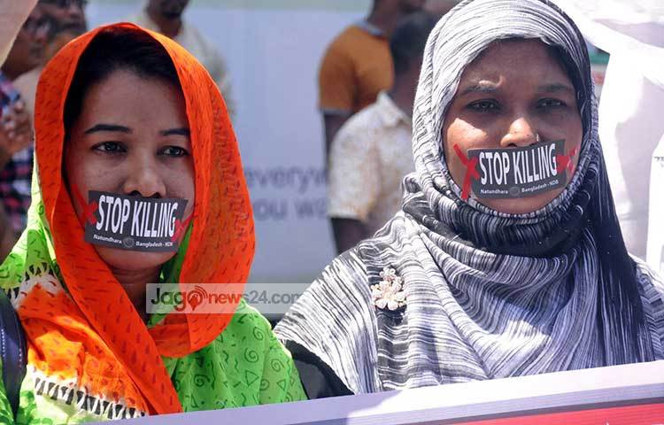‘স্টপ কিলিং’ নারীদের ভাষাহীন তীব্র প্রতিবাদ। সবার একটাই দাবি মিয়ানমারের রোহিঙ্গা নির্যাতন এখনই বন্ধ করতে হবে। ছবি : বিপ্লব দিক্ষিৎ