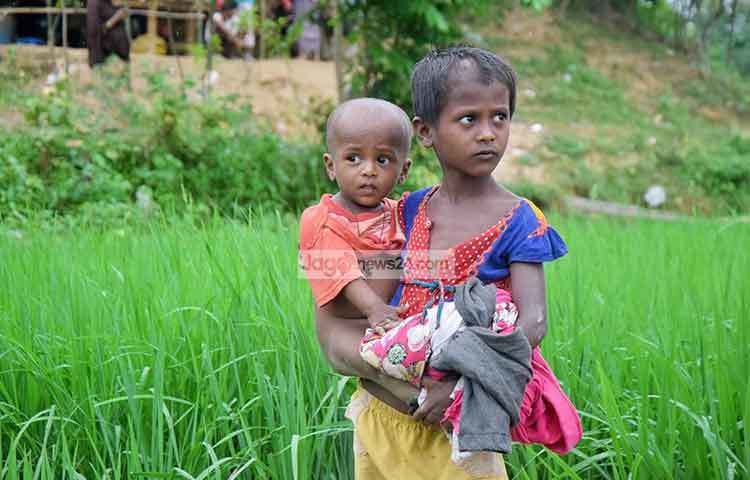 অসহায় দৃষ্টিতে তাকিয়ে আছে অনাহারে ও অর্ধাহারে থাকা দুই রোহিঙ্গা শিশু। জীবন বাঁচাতে অবিরাম সংগ্রাম করে যাচ্ছেন তারা। ছবি : মাহবুব আলম