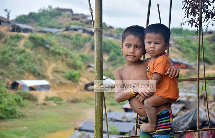 পথে পথে ঘুরছে এই দুই রোহিঙ্গা শিশু। মিষ্টি চেহারার এই শিশু দুটির সামনে অন্ধকারময় ভবিষ্যৎ। ছবি : মাহবুব আলম