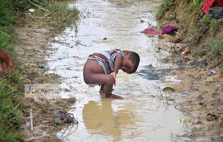 রোহিঙ্গা শিশুটির মানবেতর জীবন। এই বয়সে সে বেঁচে থাকার লড়াইয়ের কী বোঝে! অথচ শিশুটি পরিবারের অন্যান্যদের সঙ্গে জীবনযুদ্ধ লড়াইয়ের এক যোদ্ধা। ছবি : মাহবুব আলম