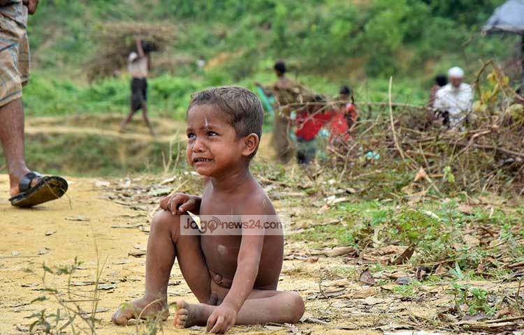 অসহায় এই রোহিঙ্গা শিশুর কান্না দেখে পাষাণ হৃদয়ও অঝোরে কাঁদবে। অথচ মিয়ানমারের সেনারা নির্বিচারে হত্যাজজ্ঞ চালিয়ে এসব শিশুদের নিধনে মত্ত হয়ে উঠেছে। ছবি : মাহবুব আলম
