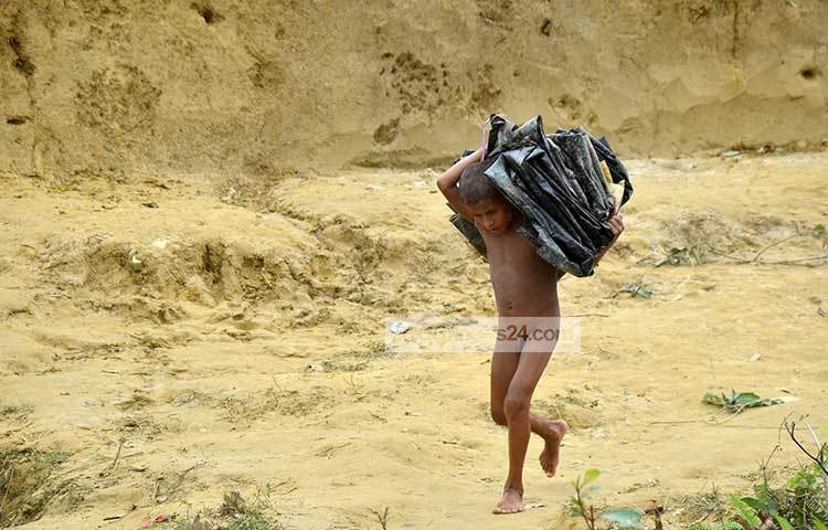 আপন আশ্রয়ের সন্ধানে ছুটছে রোহিঙ্গা শিশুটি। ছবি : মাহবুব আলম