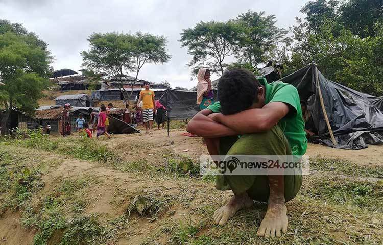 দেশ, মাটি চিরপরিচিত প্রাণের জনপথ ফেলে আসা এই রোহিঙ্গা হয়তো স্মৃতিকাতর হয়ে গেছেন। ভাবছেন অতীত জীবনের কথা। ছবি : মাহবুব আলম