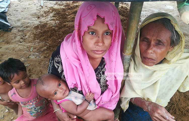 জাগো নিউজের ক্যামেরায় বন্দি হয়েছে প্রাণ ভয়ে পালিয়ে আসা কিছু রোহিঙ্গা। বাংলাদেশ সীমানায় কড়া নিরাপত্তা বসিয়েও ঠেকানো যাচ্ছে না তাদের অনুপ্রবেশ। ছবি : মাহবুব আলম