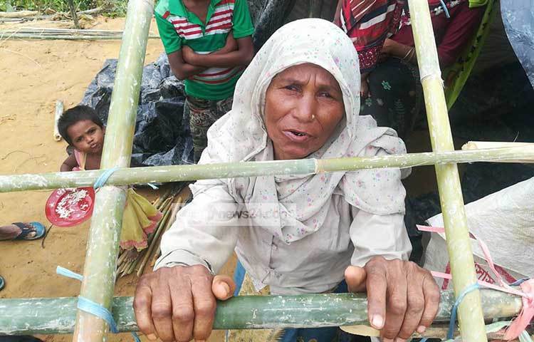 অনাহারে অর্ধাহারে কাটছে এসব রোহিঙ্গাদের দিন-রাত। কোথাও থেকে এক মুঠো খাবার আসার অপেক্ষায় সময় পার করছে তারা। ছবি : মাহবুব আলম