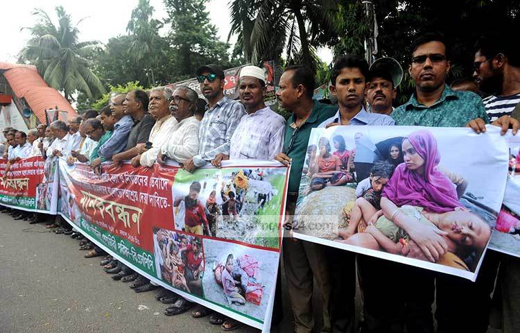 শনিবার বিভিন্ন শ্রেণি পেশার হাফ ডজনেরও বেশি সংগঠন সড়কটিতে রোহিঙ্গা নির্যাতনের প্রতিবাদে মানববন্ধনের আয়োজন করেছে। ছবি : বিপ্লব দিক্ষিৎ