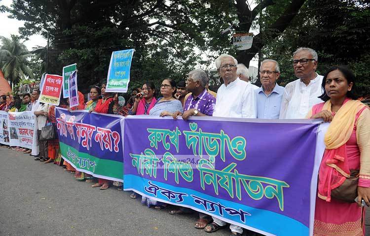 মানববন্ধনে বক্তারা বলেন, মিয়ানমারে রোহিঙ্গা জনগাষ্ঠীর ওপর গণহত্যা ও নির্যাতন চলছে। মূলত রাষ্ট্রীয় উদ্যোগেই সন্ত্রাসীদের বিরুদ্ধে সেনা অভিযানের নামে এ হত্যা-নির্যাতনের ঘটনা চলছে। ছবি : বিপ্লব দিক্ষিৎ