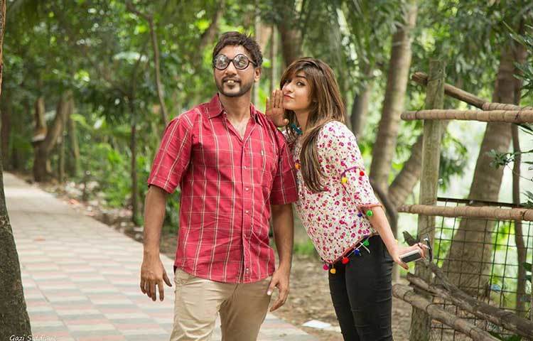 এমনই চেহারায় সজলকে দেখা যাবে ‘চেনা অচেনা’ শীর্ষক একটি নাটকে। শ্রাবণী ফেরদৌসের রচনা ও পরিচালনায় নাটকটিতে সজলের বিপরীতে অভিনয় করছেন অভিনেত্রী শখ।