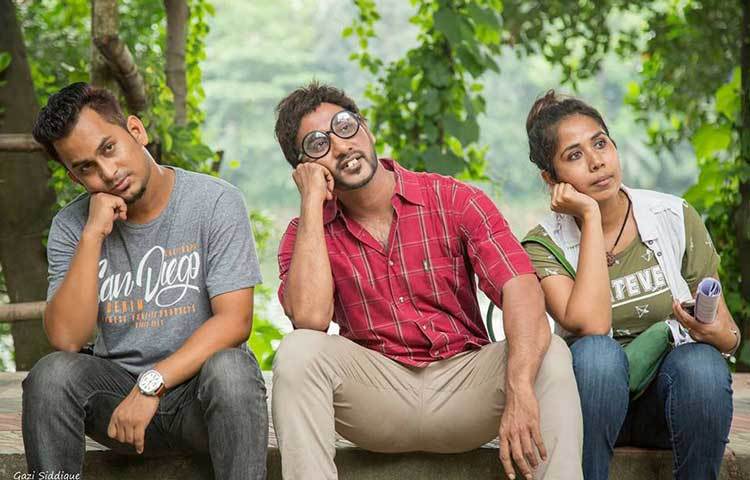 ‘চেনা অচেনা’র গল্প প্রসঙ্গে জাগো নিউজকে সজল বলেন, ফেসবুকে দুজন মানুষের পরিচয়। অতঃপর প্রেম। কিন্তু দুজন দুজনকে যখন সরাসরি দেখে, তখন পাল্টে যায় দৃশ্যপট। এভাবেই এগিয়ে যাবে নাটকটির গল্প।