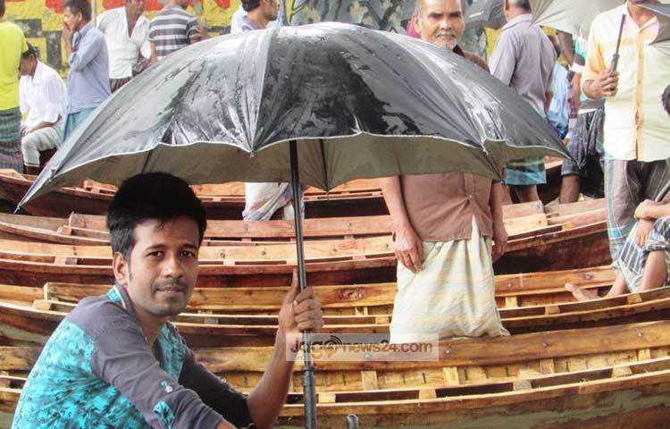 বিক্রেতাদের অপেক্ষায় বসে আছেন দুই নৌকা বিক্রেতা। ছবি : মো. ছগির হোসেন