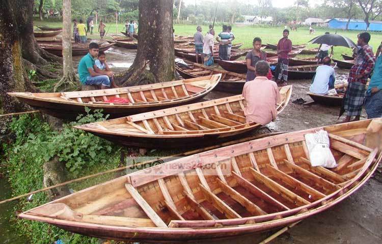 নৌকা নিয়ে বসে আছেন বিক্রেতারা। তবে এ বছর নৌকার ক্রেতা অনেক কম। ছবি : মো. ছগির হোসেন