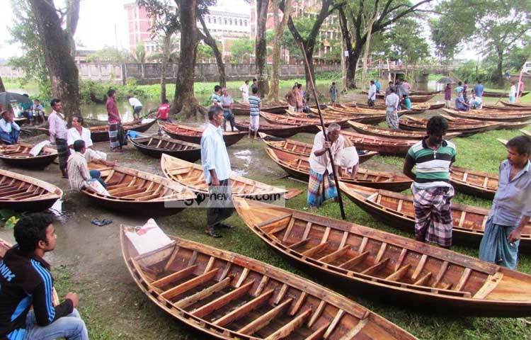 বুড়ির হাটে নৌকা পছন্দ করছেন ক্রেতারা। শরীয়তপুরের বিভিন্ন উপজেলা থেকে ক্রেতারা এ হাটে নৌকা কিনতে আসেন। ছবি : মো. ছগির হোসেন