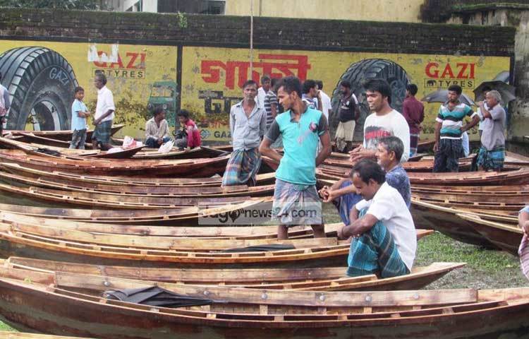 সারি সারি নৌকা সাজানো রয়েছে বুড়ির হাটে। নৌকা বিক্রির জন্য এই হাটটি শরীয়তপুরের সবার কাছে পরিচিত। ছবি : মো. ছগির হোসেন