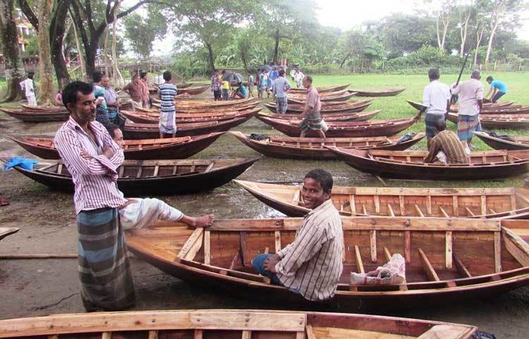 নৌকার কারিগরেরা জানান, বর্ষা মৌসুমে শরীয়তপুর, চাঁদপুর ও মাদারীপুর বিভিন্ন নিচু এলাকা ডুবে যায়। সে সময় নৌকাই হয়ে ওঠে সেসব এলাকার বাসিন্দাদের যোগাযোগের প্রধান মাধ্যম। বর্ষাকালে নৌকার ওপর নির্ভরশীল হয়ে পরেন তারা। ছবি : মো. ছগির হোসেন
