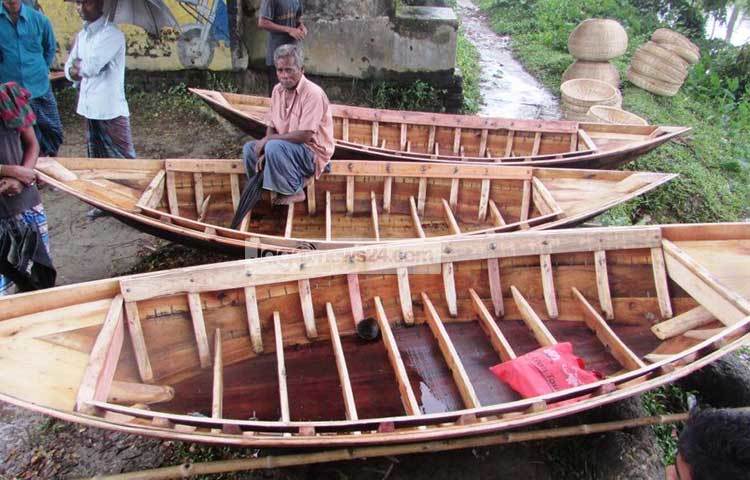শরীয়তপুর জেলার নিম্নাঞ্চলের অনেক লোক মাছ ধরা, খামারের পশুর জন্য ঘাস কাটা, পারাপারের জন্য নৌকা ব্যবহার করেন। তারা এ হাট থেকে নৌকা কিনে নেন। ছবি : মো. ছগির হোসেন