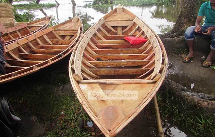নৌকার কারিগররা জানান, আগে সপ্তাহে হাটে প্রায় দুইশ নৌকা বিক্রি হতো। এখন বিভিন্ন জায়গা ভরাট করে ফেলায় নৌকার বিক্রি কমেছে। ছবি : মো. ছগির হোসেন