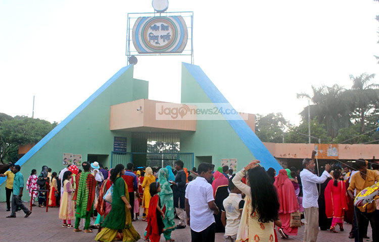 ঈদের দিন বিকেল থেকেই রাজধানীর অন্যতম বিনোদন কেন্দ্র শিশু পার্কে দর্শনার্থীদের ঢল নেমেছে। ছবি : বিপ্লব দিক্ষিৎ