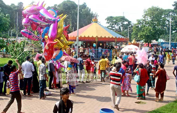 শিশুদের নিয়ে আনন্দে ভ্রমণে এসেছেন অভিভাবকরা। এখানে এসে শিশুরা নিজেদের মত করে সময় কাটিয়েছে। ছবি : বিপ্লব দিক্ষিৎ