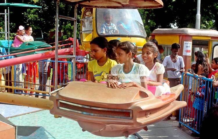 শিশু পার্কে আনন্দ রাজ্যে শিশুরা। পার্কে এসে শিশুদের ঈদ আনন্দ বহুগুণ বেড়ে যায়। ছবি : বিপ্লব দিক্ষিৎ