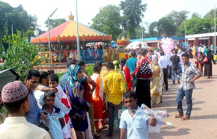প্রচণ্ড রোদ উপেক্ষা করে সবাই শিশু পার্কে ভ্রমণ করছেন। কারো মাঝে কোনো রকমের কষ্টের লেশমাত্র নেই। ছবি : বিপ্লব দিক্ষিৎ