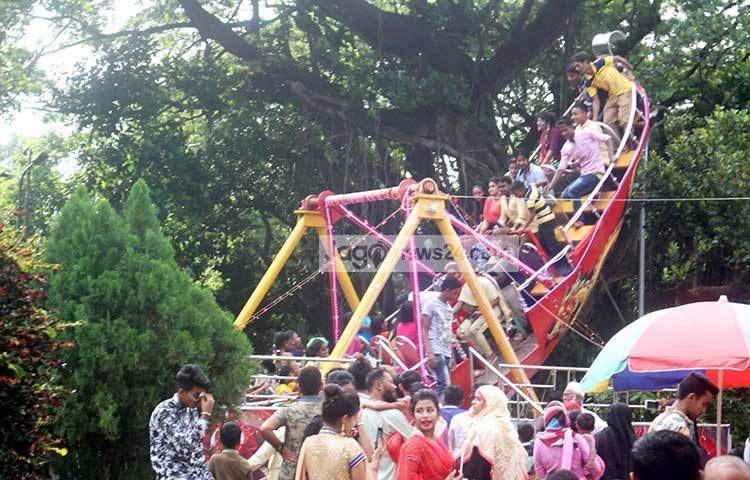 শিশুদের স্বপ্নপুরীতে হৈ চৈ আর রাশি রাশি আনন্দ ছাড়া আর যেন কিছুই নেই! আজ তারা হারিয়ে গেছে আনন্দের দেশে। ছবি : বিপ্লব দিক্ষিৎ