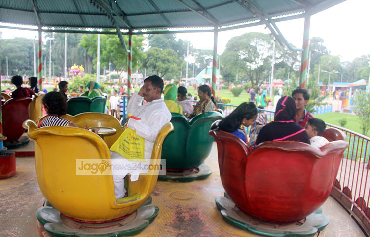 মা-বাবা আর অভিভাকদের সঙ্গে গল্প ও আড্ডায় মেতে আছে শিশুরা। ছবি : বিপ্লব দিক্ষিৎ