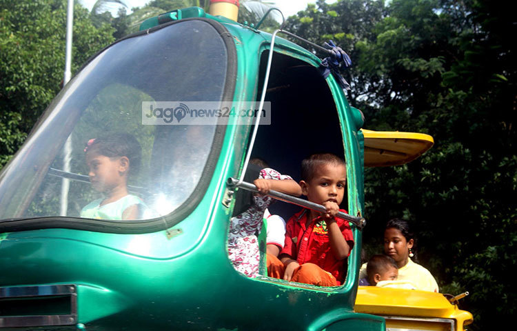 শিশু পার্কে ঘুরতে এসে শিশুরা বিভিন্ন রাইডে চড়ছে। ছবি : বিপ্লব দিক্ষিৎ