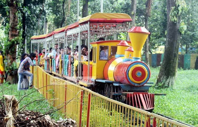 শিশু পার্কের অন্যতম আকর্ষণ রেলগাড়ি। পার্কে ভ্রমণে এলে কেউ এতে চড়তে ভুল করে না। ছবি : বিপ্লব দিক্ষিৎ