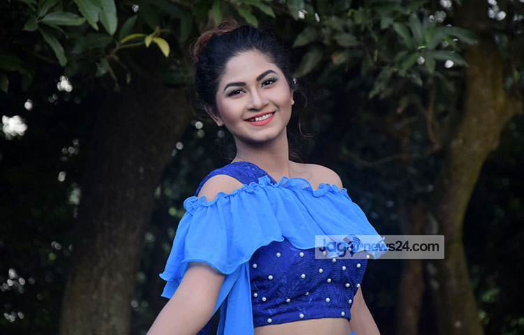 নতুন প্রজন্মের জনপ্রিয় অভিনেত্রী অর্চিতা স্পর্শিয়া সম্প্রতি জাগো নিউজের ক্যামেরাবন্দি হয়েছেন। নীল সবুজে স্পর্শিয়া মিলেমিশে একাকার হয়েছেন তিনি। ছবি : মাহবুব আলম