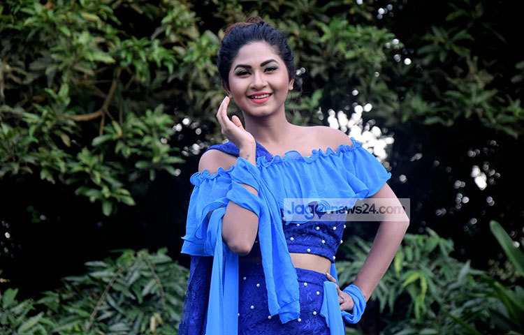 সবুজ প্রকৃতির মাঝে স্পর্শিয়ার ভুবন ভোলানো হাসি। নীল পোশাক আর বৃক্ষের সবুজের মাঝে হারিয়ে গেছেন তিনি। ছবি : মাহবুব আলম