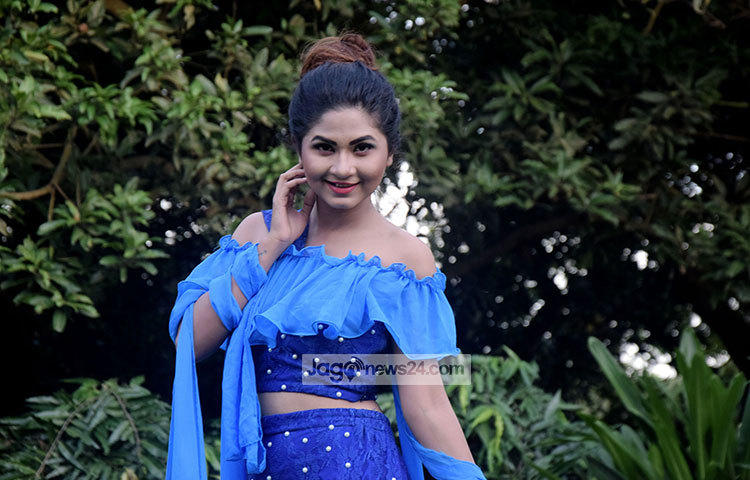 নৃত্যের ভঙ্গিতে ক্যামেরাবন্দি হয়েছেন স্পর্শিয়া। ইট পাথরের শহর রাজধানীতে স্পর্শিয়ার জন্ম হলে মায়াময় সবুজ প্রকৃতি তার খুব পছন্দ। ছবি : মাহবুব আলম