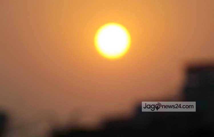 সারাদিন দাপটের সঙ্গে প্রখর রোদ দিয়ে অস্ত যাচ্ছে রাজধনীর সূর্য। মনে হচ্ছে সূর্যটাও বুঝি ব্যস্ত মানুষের মত ক্লান্ত হয়ে পড়েছে। তবে বিকেলের এই সূর্য দেখতে খুবই সুন্দর।