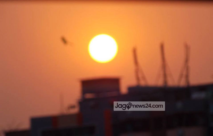রাজধানীর হাতিরঝিল থেকে অস্তগামী সূর্যকে ক্যামেরাবন্দি করা হয়েছে।