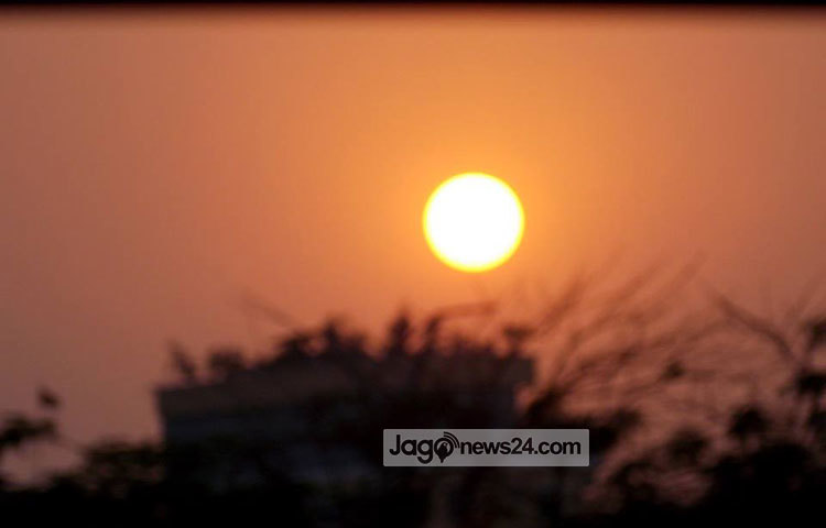 ধীরে ধীরে নিজেকে লুকিয়ে নিচ্ছে সূর্যটা। ‘কাল আবার দেখা হবে প্রিয় নগরী’-হয়তো এই  কথা বলে বিদায় নিচ্ছে।