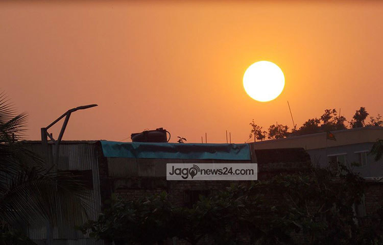 ঠিক বাড়ির ছাদের উপর এসে দাঁড়িয়েছে সূর্যটা। অস্তগামী সূর্যের পেছনে ছুটছে রাতের আঁধারের দল।