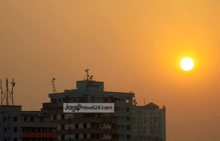 শেষ বিকেলের পড়ন্ত সূর্যের হাসি। দেখে মনে হচ্ছে ছন্দময় কবিতার এক মনোমুগ্ধকর আয়োজন।