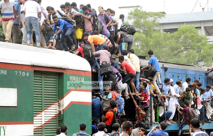 রাত পোহালেই ঈদ। তাই আপনজনদের সঙ্গে ঈদের আনন্দ ভাগাভাগি করতে সব বাধা উপেক্ষা করে ছুটছে মানুষ। ছবি : বিপ্লব দিক্ষিৎ