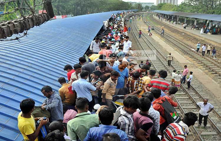 রেল স্টেশনে শুধু মানুষ আর মানুষ। সবার মনেই বাড়ি যাওয়ার তাড়া। সেই সঙ্গে নির্ধারিত ট্রেনের জন্য অপেক্ষা। ছবি : বিপ্লব দিক্ষিৎ