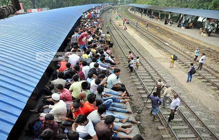 ট্রেনের ছাদেও যেন তিল ধারণের ঠাঁই নেই। জীবনের ঝুঁকি নিয়ে চলছে ঈদ যাত্রা।