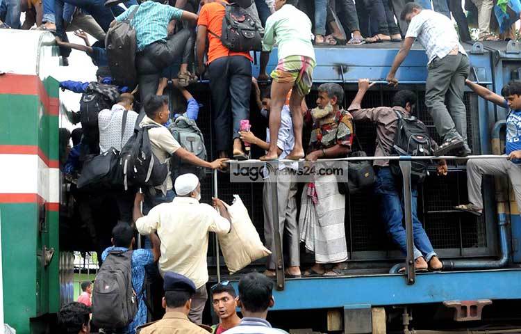 অতিরিক্ত যাত্রী হয়ে ট্রেনে উঠতে বাধা দেওয়ার এক যাত্রীর সঙ্গে রেলের নিরাপত্তাকর্মী বাকবিণ্ডায় জড়িয়ে পড়েছেন। ছবি : বিপ্লব দিক্ষিৎ