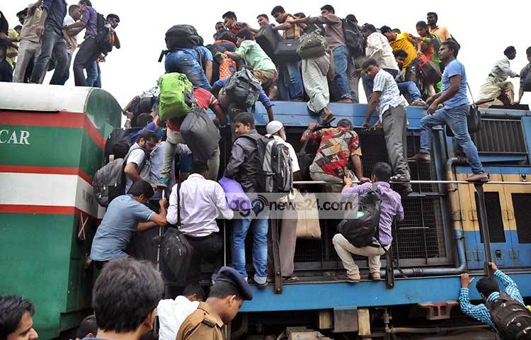 প্রতি  ঈদেই বাড়ি ফেরা মানুষের এমন দৃশ্য দেখা যায়। কবে হবে নিরপদ ঈদ যাত্রা সেই অপেক্ষায় লাখো মানুষ। ছবি : বিপ্লব দিক্ষিৎ