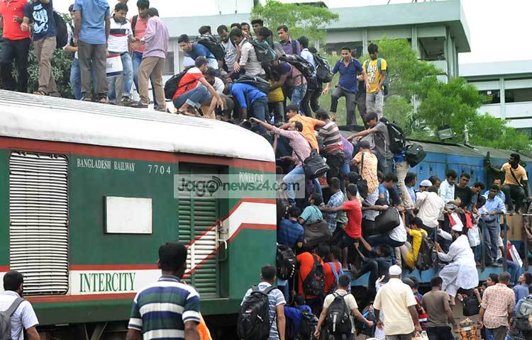 এভাবে ঝুঁকি নিয়ে যাত্রা করার কারণে প্রতি ঈদেই দুর্ঘটনায় পড়ে অনেক হতাহতের ঘটনা ঘটে। ছবি : বিপ্লব দিক্ষিৎ