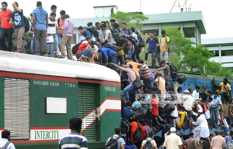 বেড়েছে ভিড়, ট্রেনের ছাদে ঝুঁকি নিয়ে নাড়ির টানে বাড়ি ছুটছে মানুষ। ছবি : বিপ্লব দিক্ষিৎ